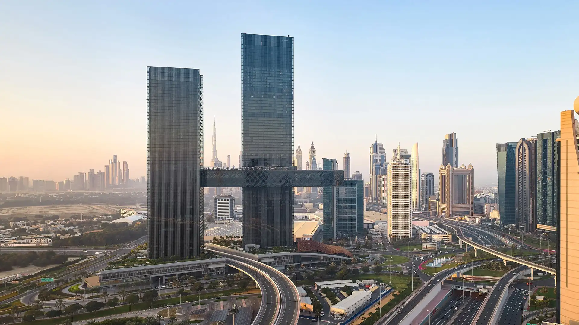 В Дубаї відчинили парні хмарочоси, що з’єднані між собою найдовшим консольним балконом в світі